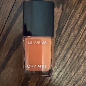CHANEL Le Vernis Peach-Orange Nail Polish